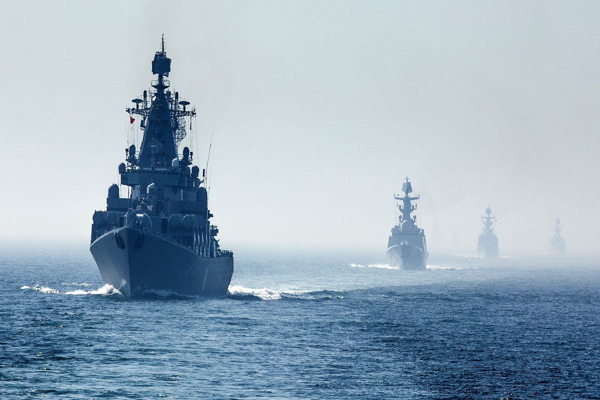 2019年5月1日,青岛附近海域,中俄军舰编队机动.