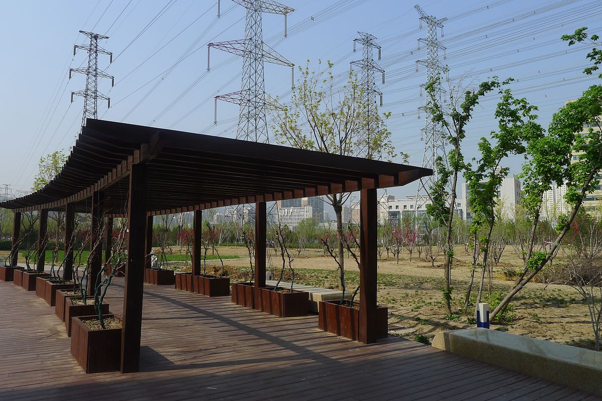 户外园林公园廊架长廊焕新：施工刷漆案例