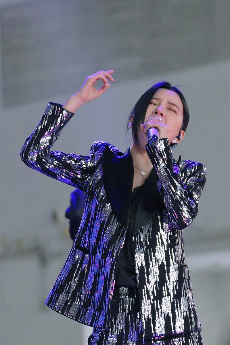 清除按钮应该在解析按钮下面并且与解析框有间距复制链接按钮应该是解析完成后出现了解析后的链接才显示出来如果在解析过程中不小心点击了清除按钮后在重新解析就完全失效了需要改成清除功能只是重置功能需要完整版代码HTML代码：!DOCTYPE htmlhtmlhead	title视频解析title	meta charset=utf-8	meta name=viewport content=width=dev