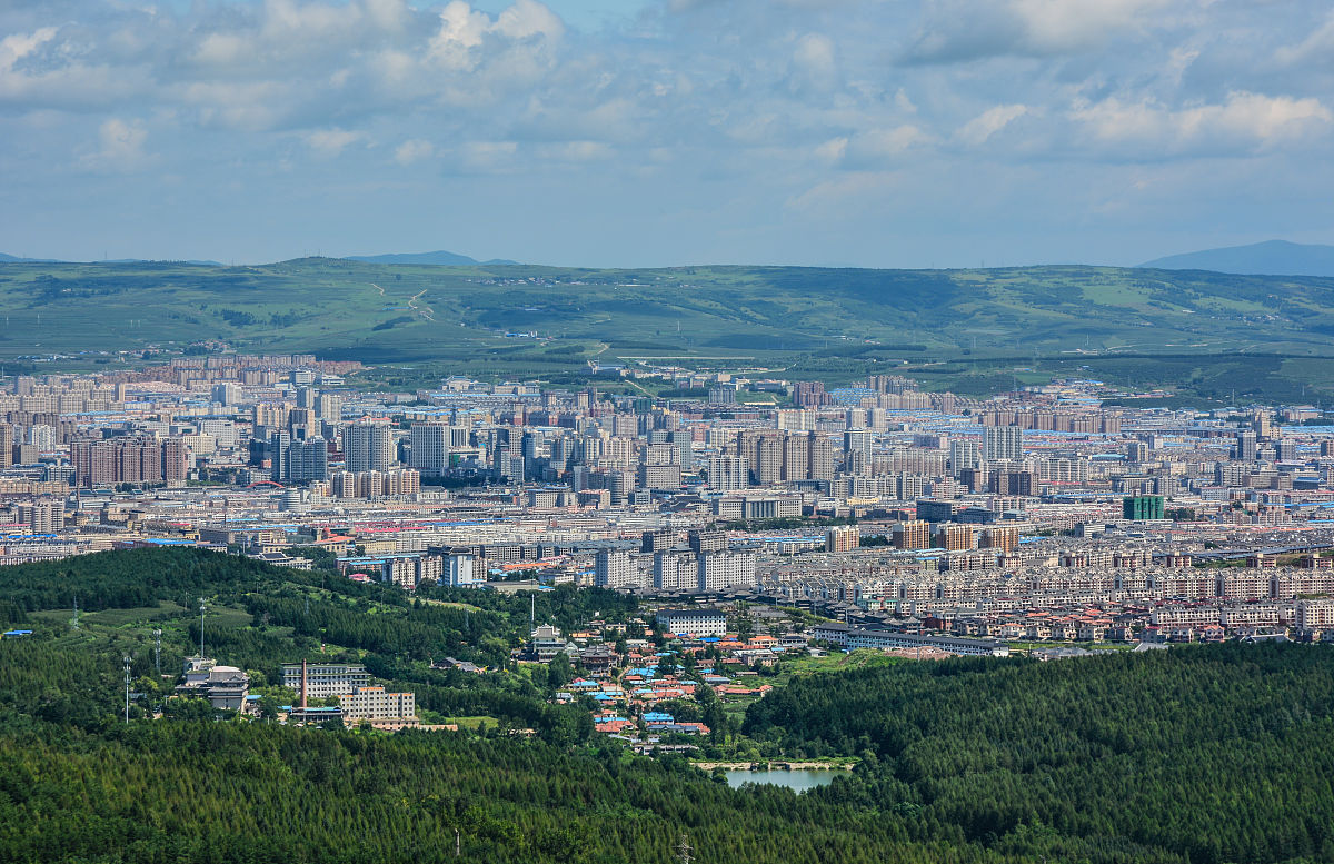 2019年8月,吉林省延边延吉市帽儿山公园,登高远眺将延吉市与龙井市尽
