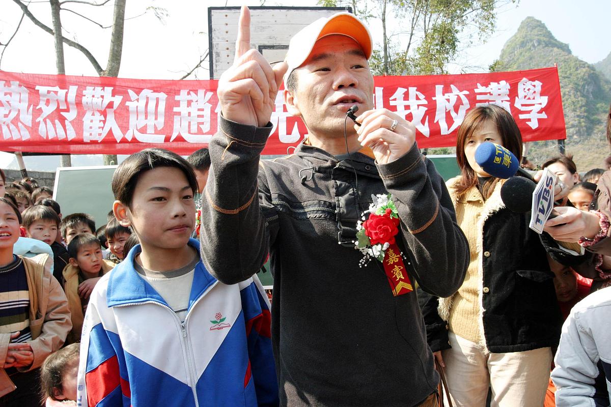 2004年2月9日上午10时,台湾著名歌手赵传在南宁应邀参加由广西希望工