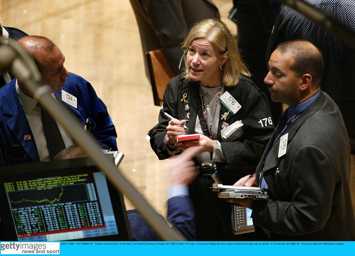 股票交易员关注报价牌new york - october 28:  traders work the flo