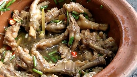 农村小伙做瓦罐焖凤爪,凤爪焖的入口即化,吃的太开心了