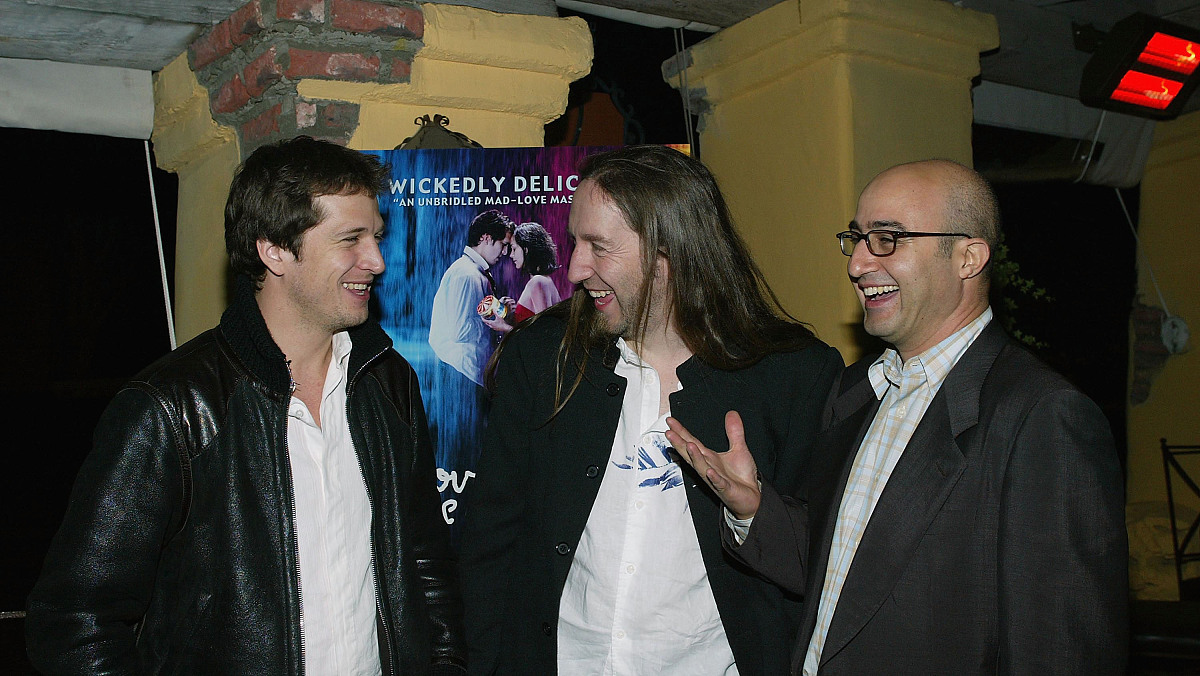 我是一个新入行的导演专业学生我追求浪漫天真纯洁和深度的艺术思考请基于以上条件为我推荐十部爱情电影并给出具体的推荐原因以说服我观看