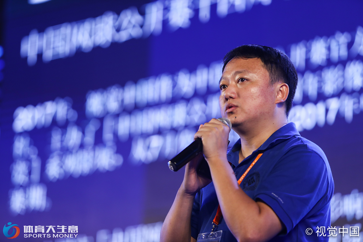 格力公司在2017年徐自发的配偶韩凤兰于2017年4月5日卖出格力电器股票而公司 2016年年报的预约披露时间为2017年4月27日信息披露不够及时。徐自发未能督促其配偶遵守相关规定。2016年11月24日徐自发委托券商营业部以2639元股的价格买入格力电器股票。2017年5月22日徐自发再次委该营业部以3345 元股的价格卖出格力电器股票。徐自发卖出股票的时间距离前次买入的时间不足六个月。由此看