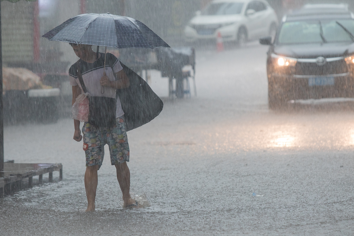 根据下面内容洗稿重新写一篇全新文章近日广东地区持续受到雨水的影响不少广东人都在为晒不干的衣服而烦恼。然而恶劣天气并未结束广东天气预报显示未来几天仍将持续雨雾天气。同时冷空气也将来袭北方降温幅度大而广东则将迎来大到暴雨伴有强对流天气过程气温将逐渐下降。在防潮方面可以采取以下措施：紧闭家中的窗户特别是关闭朝南和东南的窗户；使用温盐水拖地；将干茶叶装入纱布袋分置各处或将活性炭等放进衣柜内；提高使用频率让