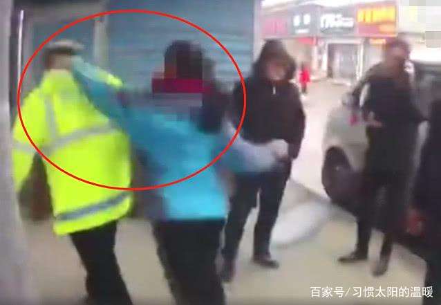 因不满泼妇被罚,性感冲上前多次殴打协警:女子是丈夫张柏芝老子图片