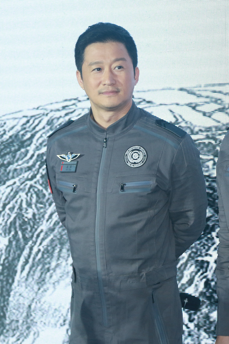 中国电影《流浪地球》写一篇它的故事内容和你的想法并找出你最喜欢的一句话词。 250字左右