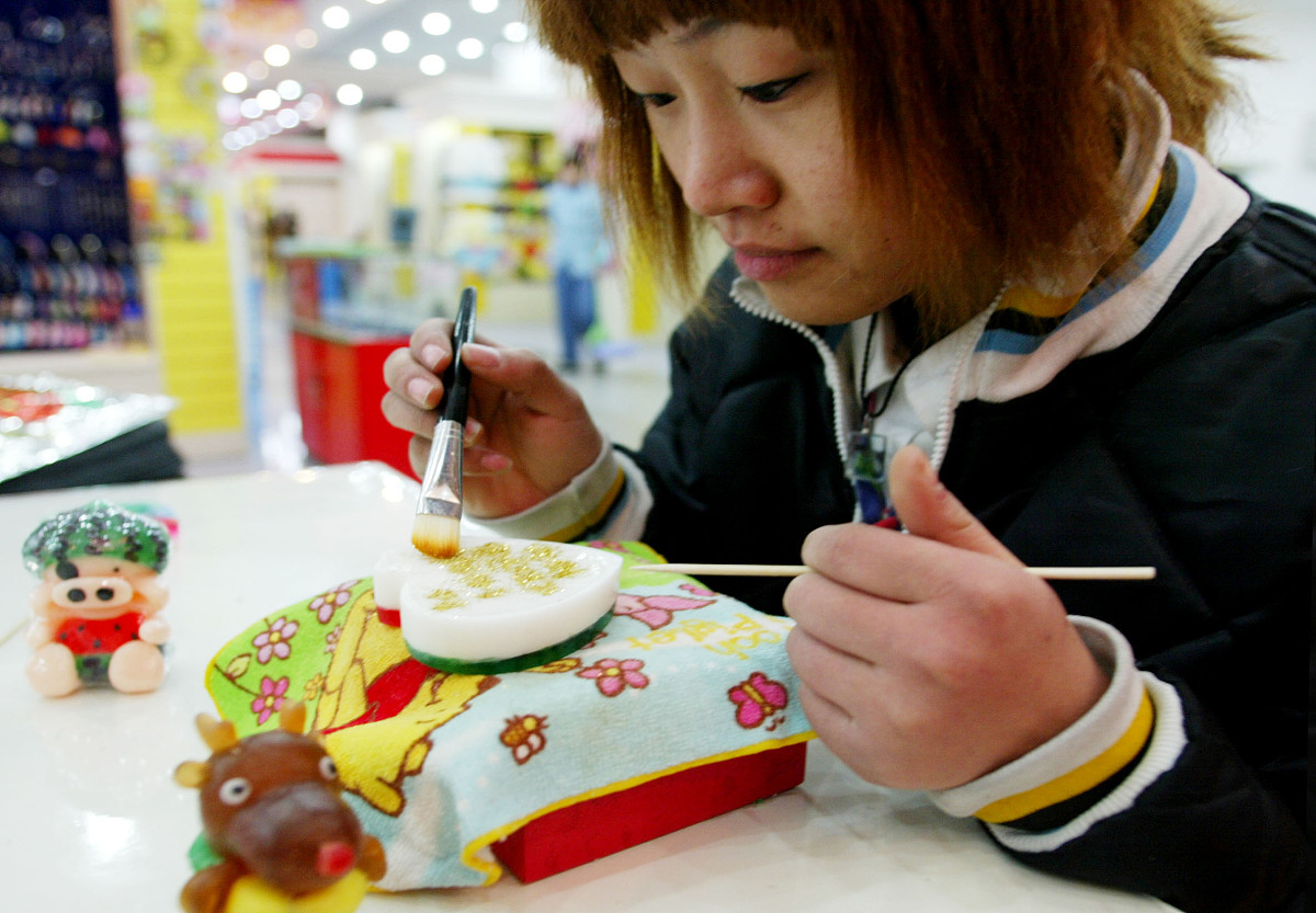 2005年12月18日,北京,一个女孩在亲手制作香皂做新年礼物送给朋友.+++