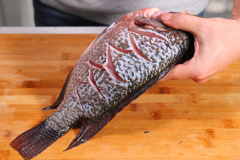 原来饭店里大厨给鱼切花刀,都是这样切出来,今天终于看到了