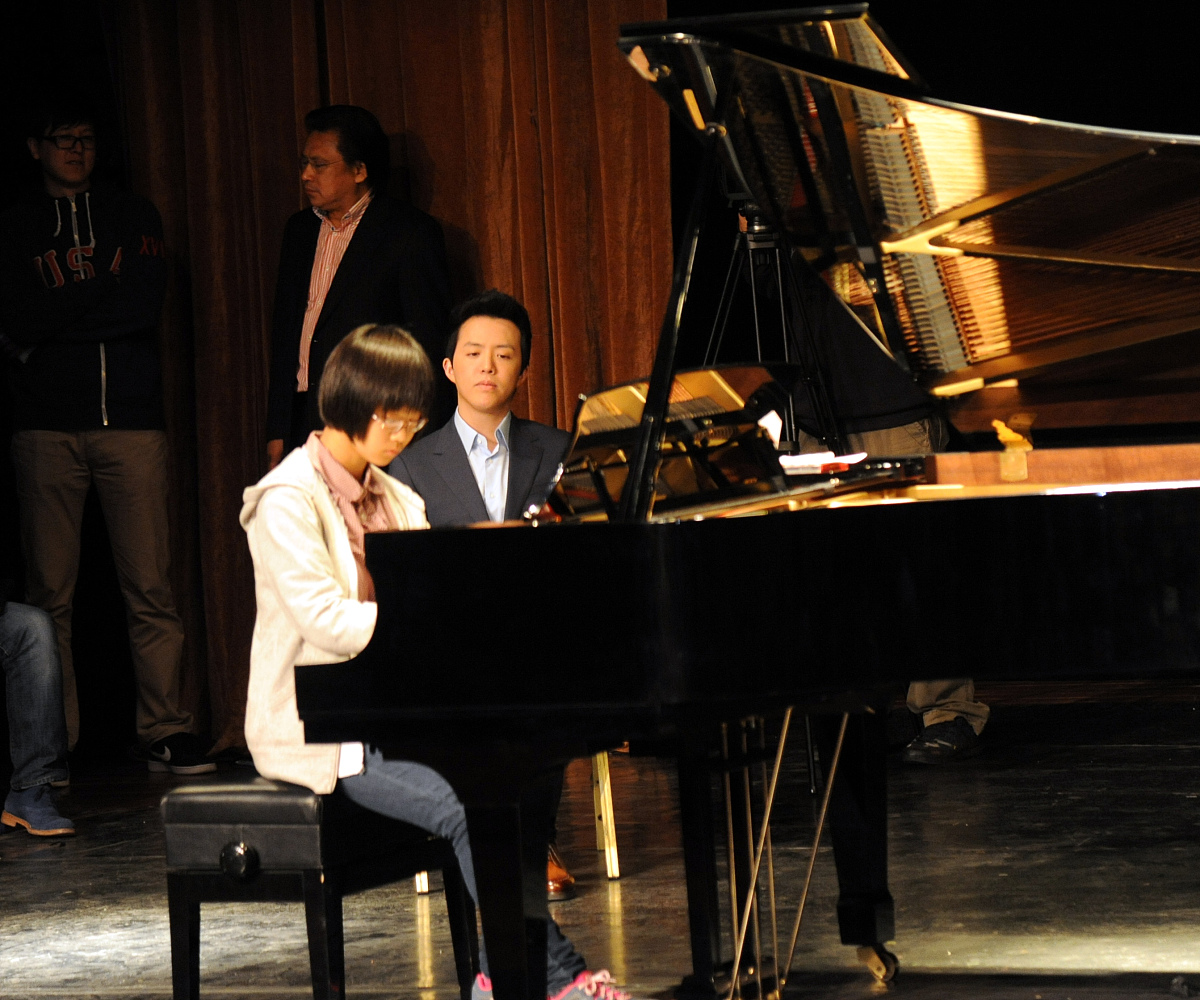 写一篇题为喝彩声的关于音乐会的记叙文我在台上演奏钢琴曲子十分有难度练习很刻苦最后表演很成功