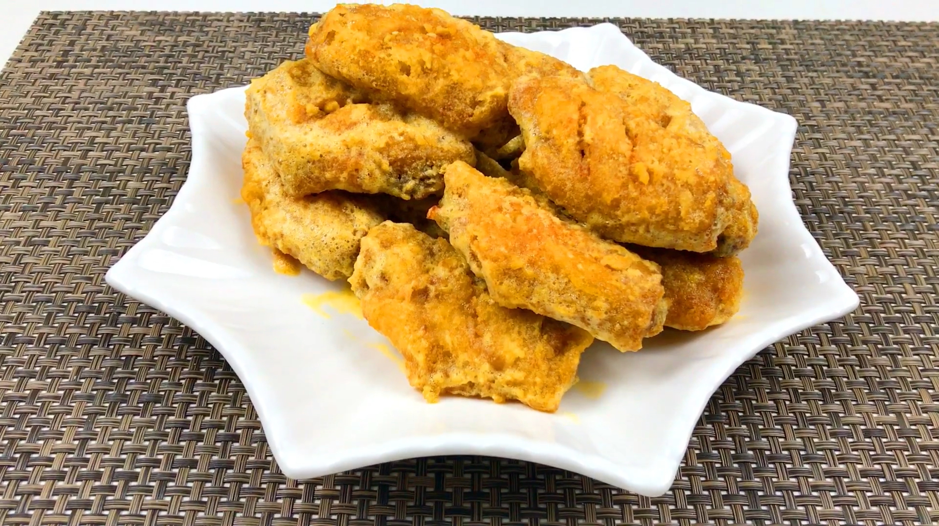 在家做KFC的网红美食咸蛋黄鸡翅,外酥里嫩,吃完还要吮手指