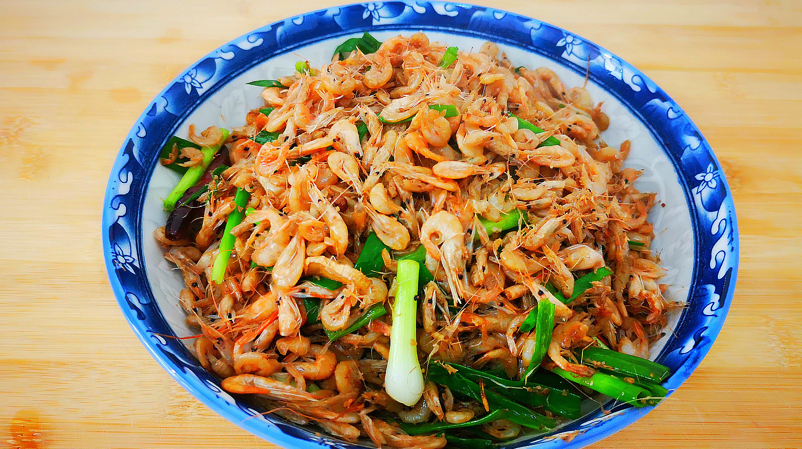 葱爆小河虾家常做法,拒绝油炸!补钙又下酒,做出来一家抢着吃!