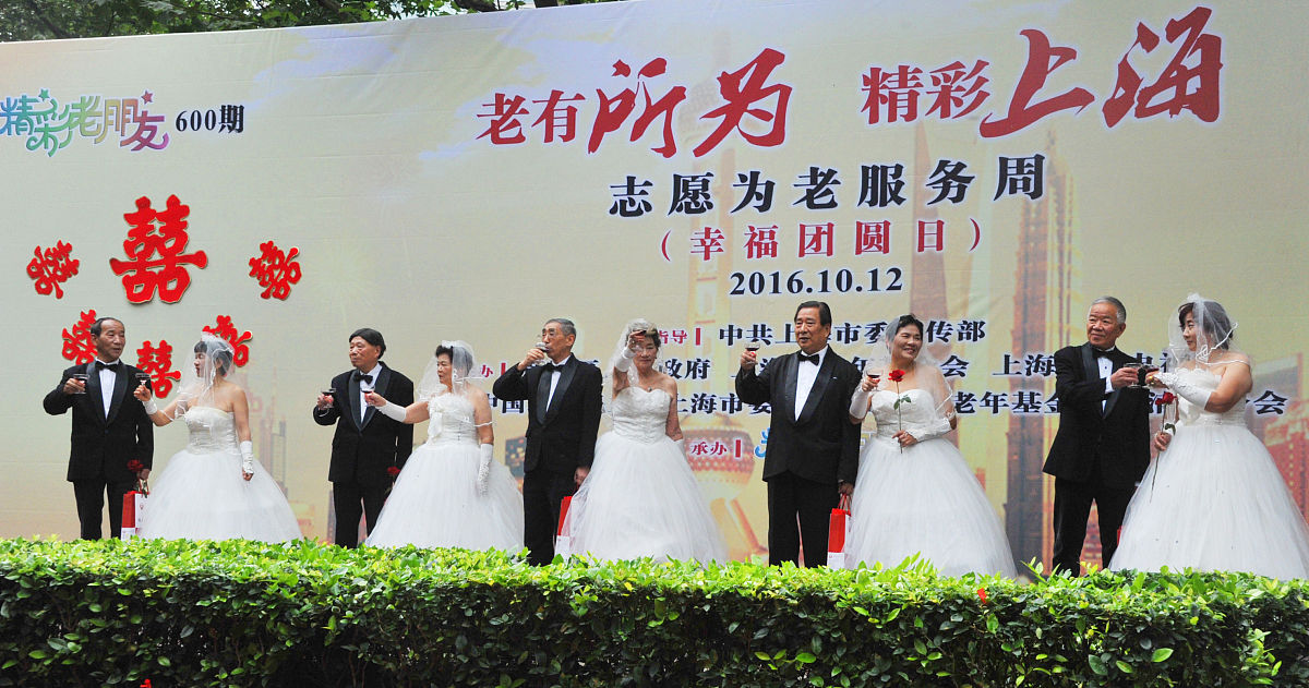 帮我写一个给邱弘扬跟施佳莹的结婚助词