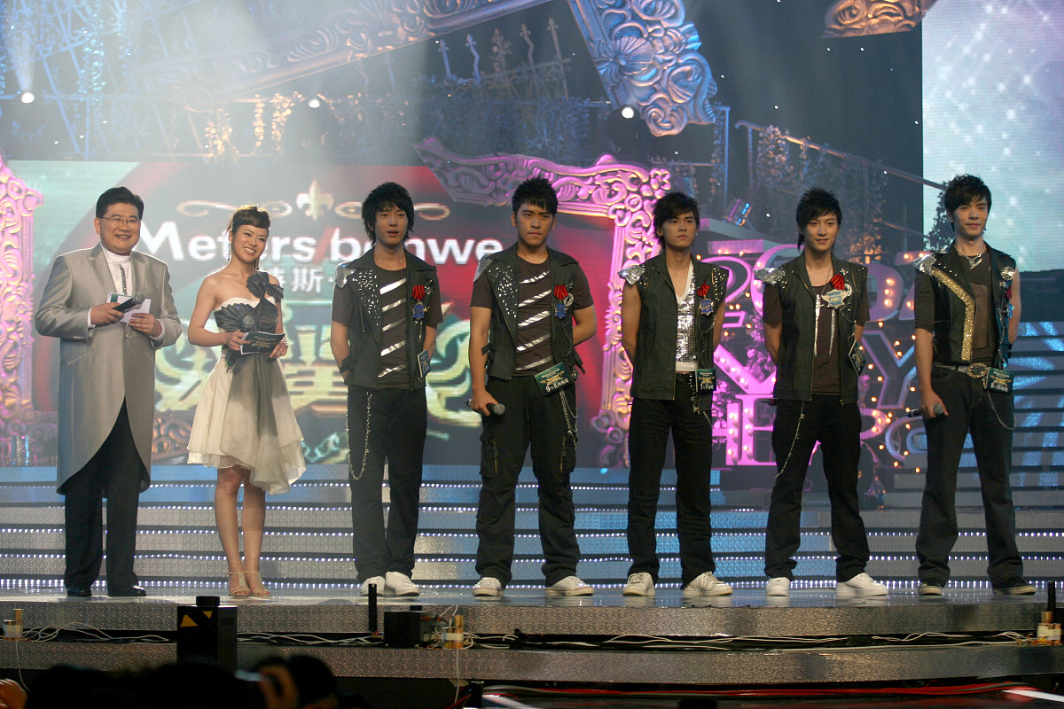 卢本伟：电竞明星，技术与精神的典范