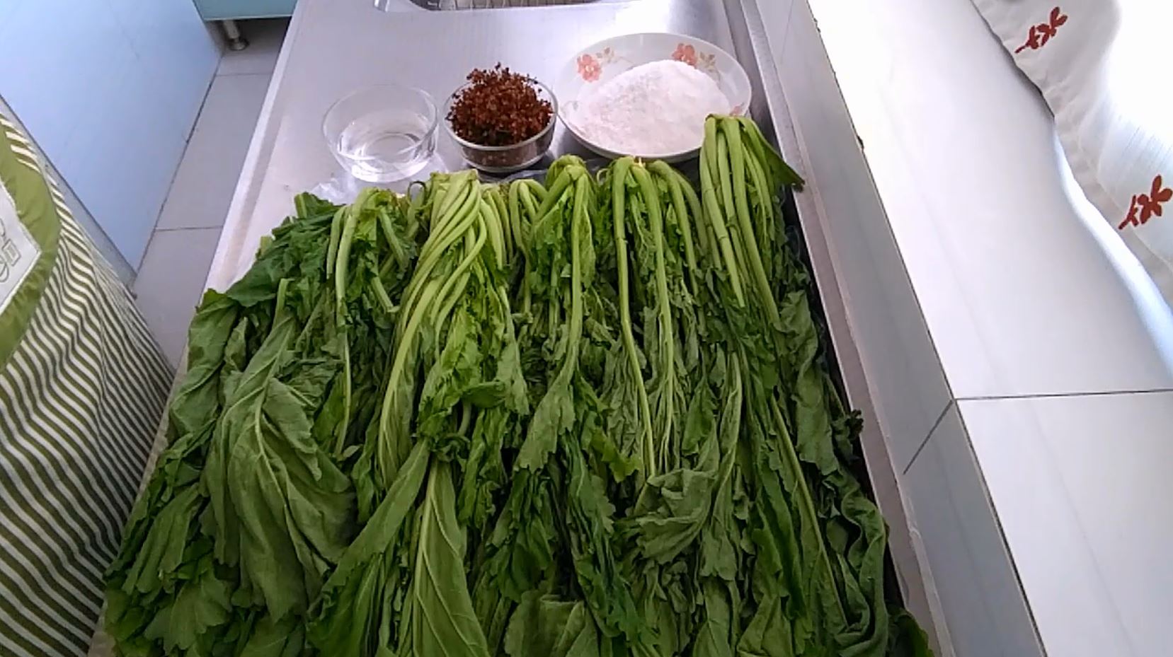 想要腌出的雪里蕻香脆爽口有窍门,千万不可直接腌,放一年不会坏