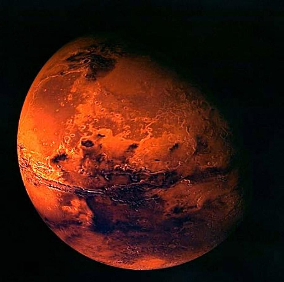火星是太阳系中最容易探测到的行星之一，而其表面的地貌特征也引发了人们的许多好奇，你能解释一下火星的地貌特征是否证明过存在生命吗？
