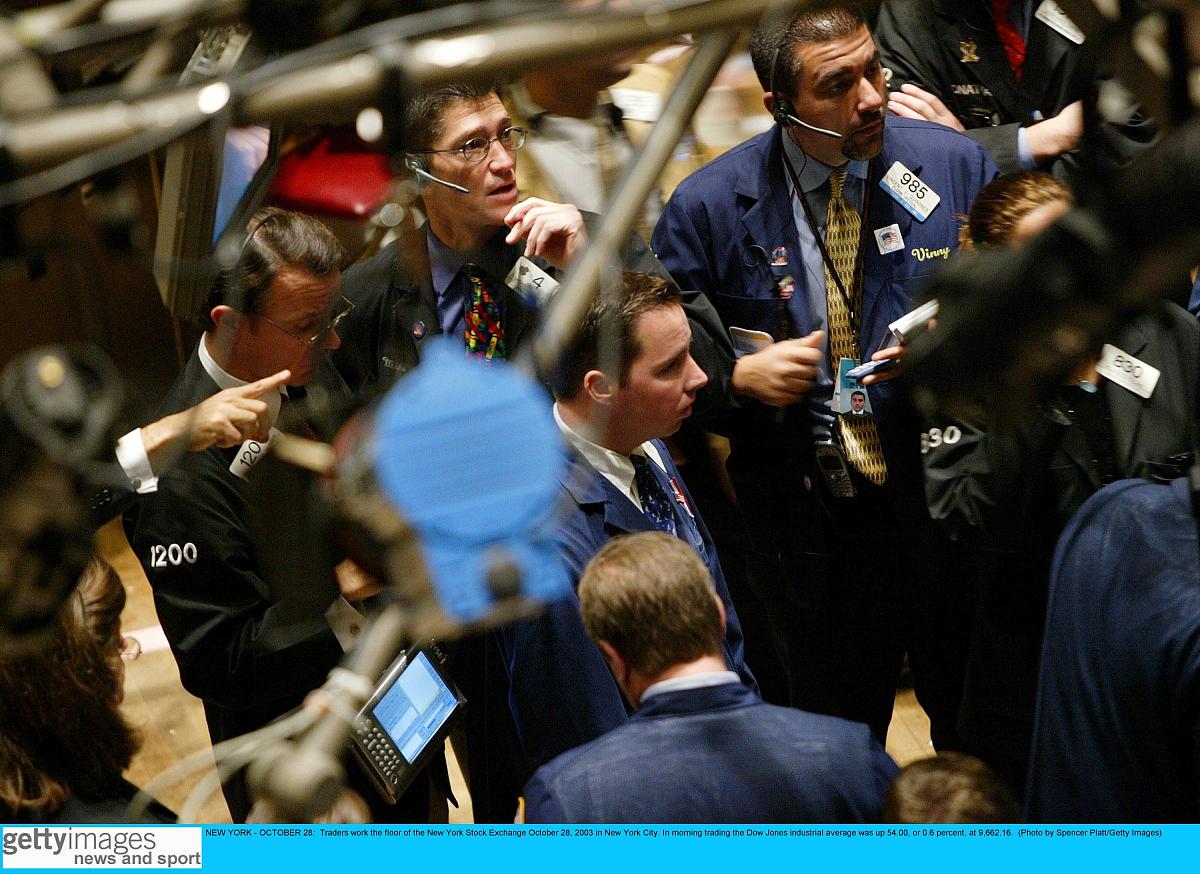 股票交易员关注报价牌new york - october 28:  traders work the flo
