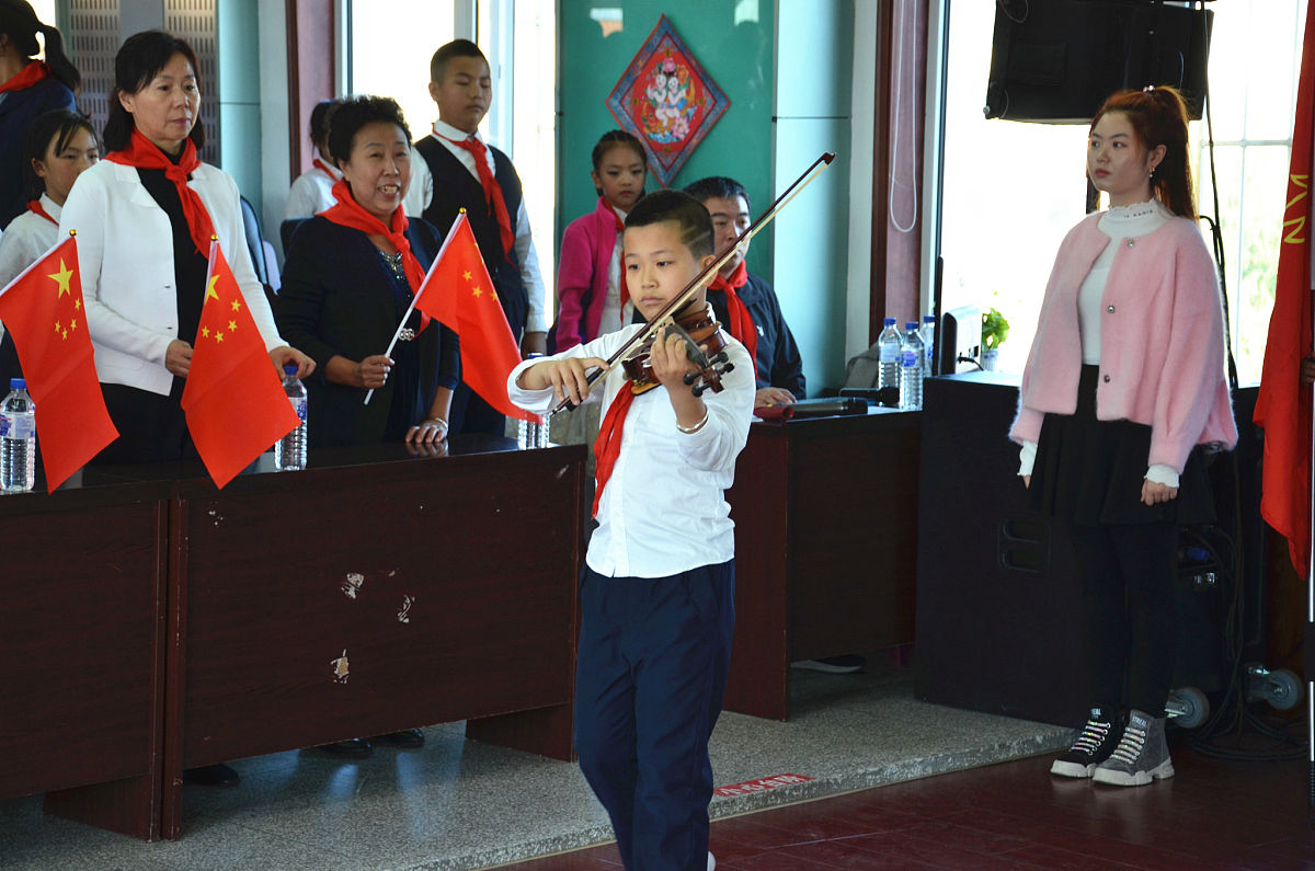 红领巾飘扬，少年意气风发迈向新时代