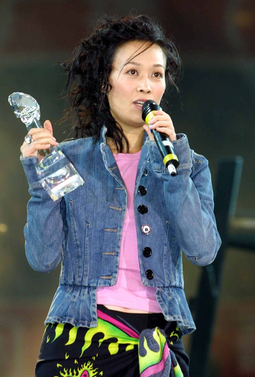 那英获第七届中国原创歌曲评选2001年最受欢迎女歌手奖.+++_+++中国原