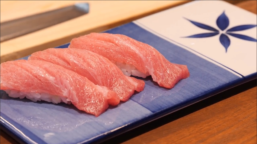 日本寿司店大厨刀工了得,徒手捏制鱼生寿司,鱼肉多米饭少