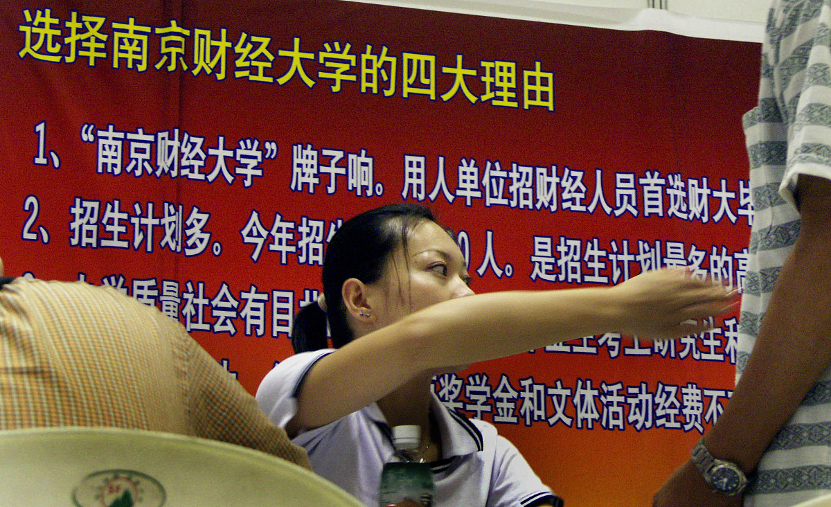 南京中专卫校升大专指南:成人高考vs专升本