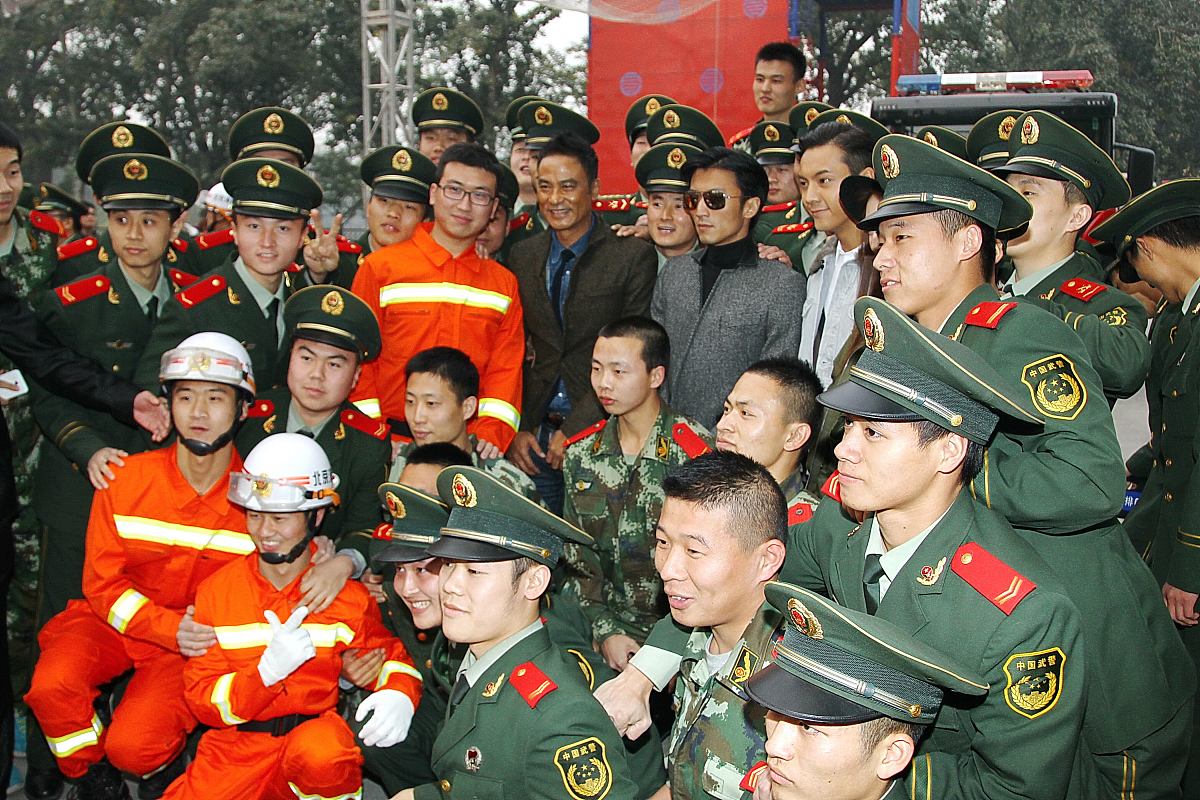 现在要给90年代上海武警总队第一批退伍人员拍摄一条创意短视频这些退伍人员当初没有得到很好的退伍安置给我一份好的创意方案创意要有新意并给一份拍摄脚本和分镜头