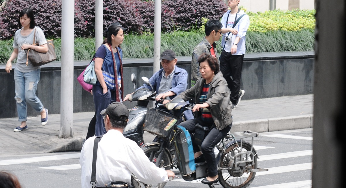 老人推倒摩托车致损案有了新进展：刑事案件终止，债务清偿纠纷将开庭