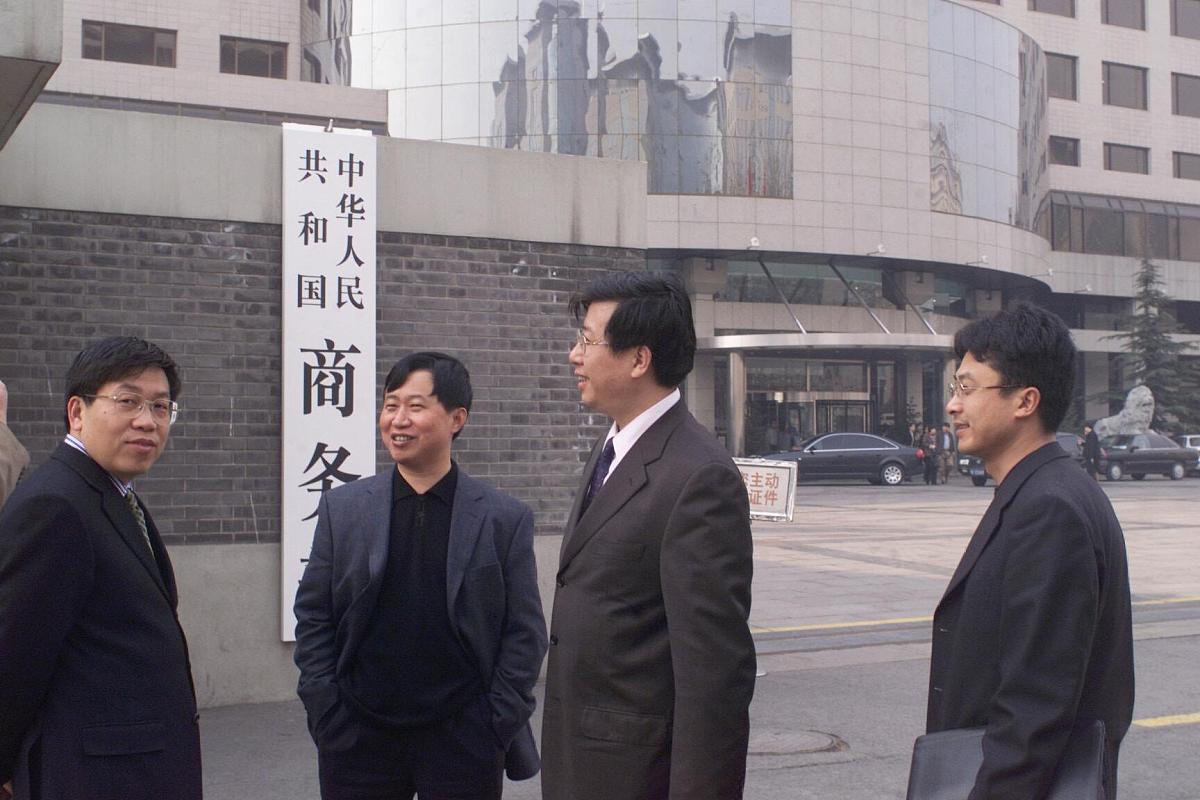 今天早上六点四十分,位于北京东单的外经贸部的牌子悄然被摘下,一块刻