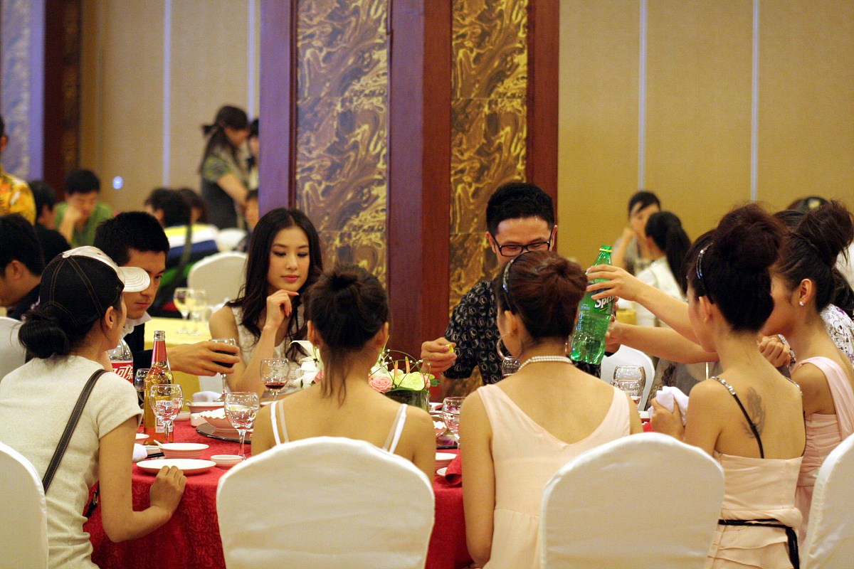 朋友邀请吃饭怎么回复？礼貌又得体的回复技巧