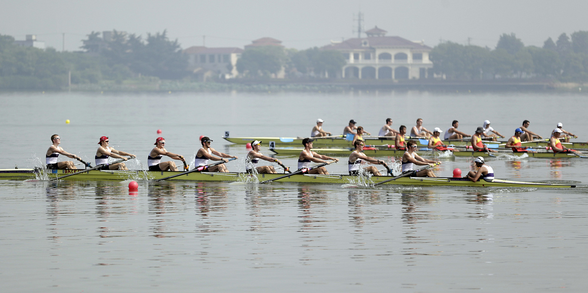 《设计文化导论》这本书中的知识来解释一个问题可以列举书中的例子来说明如何理解设计与大众的关系？大概1500字左右要经过查重查重率尽可能低用自己的语言组织像大学生说的话。