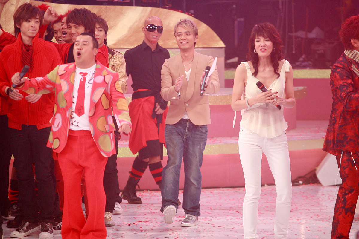 2007年 11月 3日 , 香港 , 无线 《 翡翠 歌星 贺台庆 》 火爆 上演 .