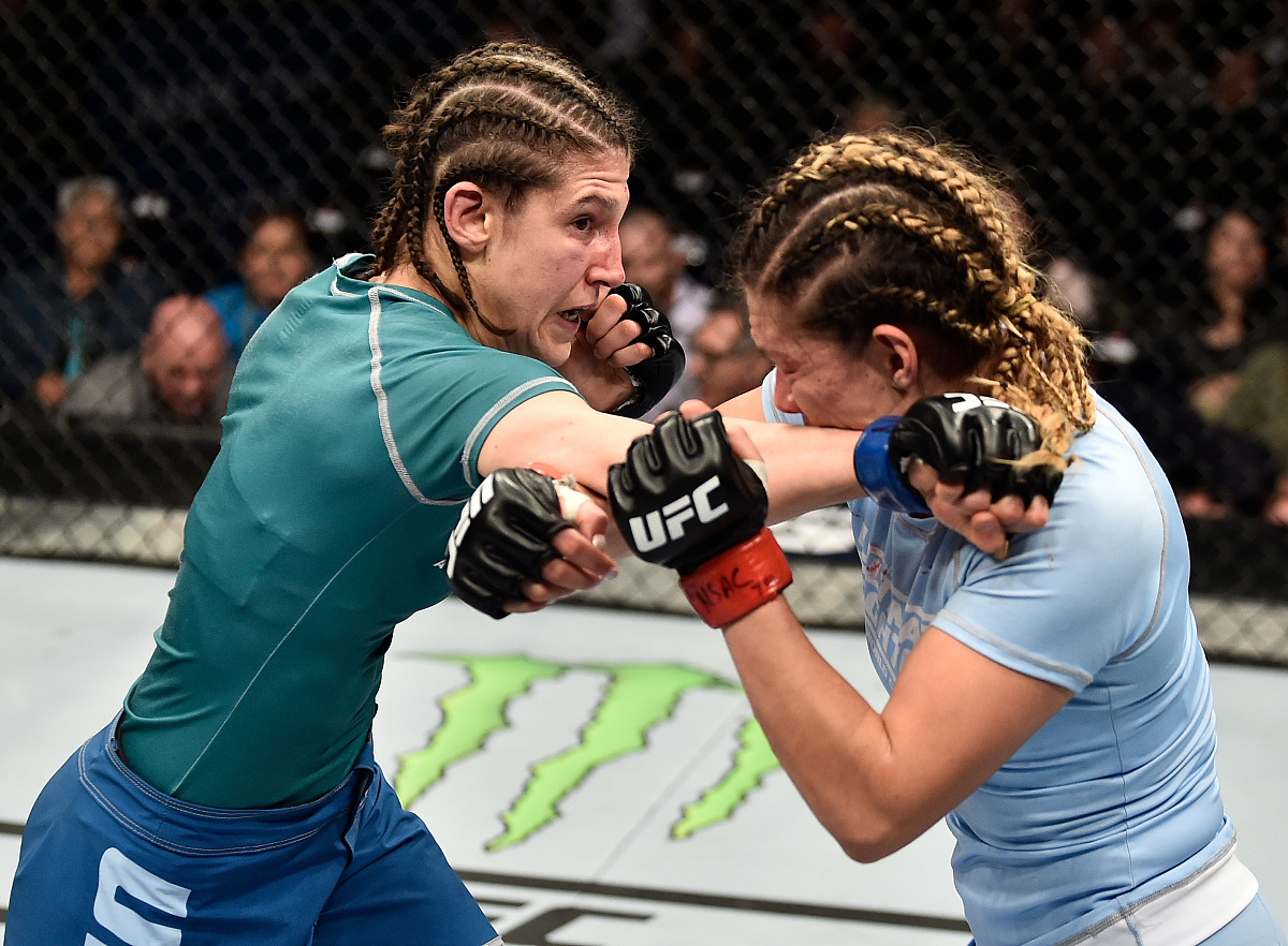 las vegas, nv - decembe<strong>r</strong> 01:  (l-r) roxanne modafferi punches