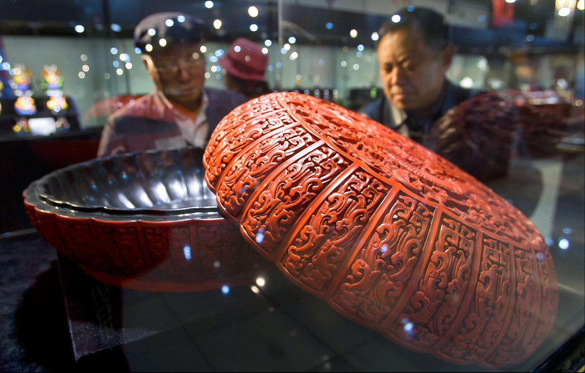 ***_***2011年11月5日,北京,观众在第四届非物质文化遗产手工艺品交易