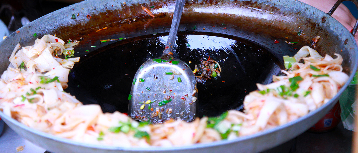 我刚刚去了贵州的凯里。去那边尝试了一个少数民族侗族的特别的美食叫牛瘪火锅你能不能用小红书的文体介绍尝试牛瘪火锅的过程的小短文