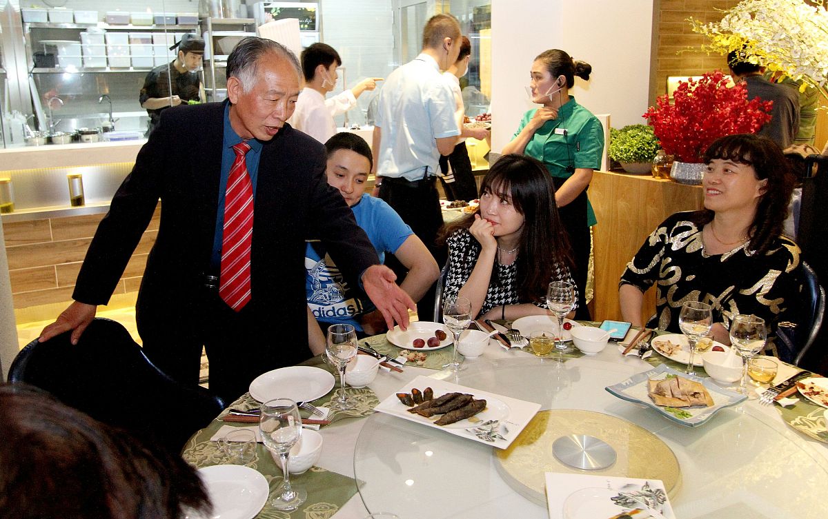 帮我写下对企业文化的理解 我的岗位是抖音叮叮懒人菜食品旗舰店的场控以下是企业文化我们的愿景1 打造鲜食产业生态圈2 做受欢迎的国民美食3 成为世界级的食品科技集团敢拼要赢正直有爱开放创新用户为先我们的价值观优秀人才的标准：1个结果+3个素质拿结果目标感、执行力、克服困难自驱使命必定乐观心态勤奋自律性、投入度、努力程度聪明总结能力、学习能力、系统思考能力