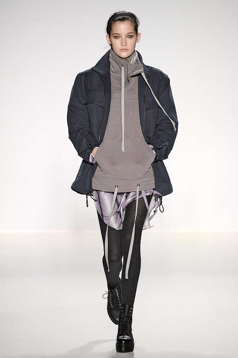 帮我写一段服装设计大衣系列设计的主题灵感介绍带上主题的名称