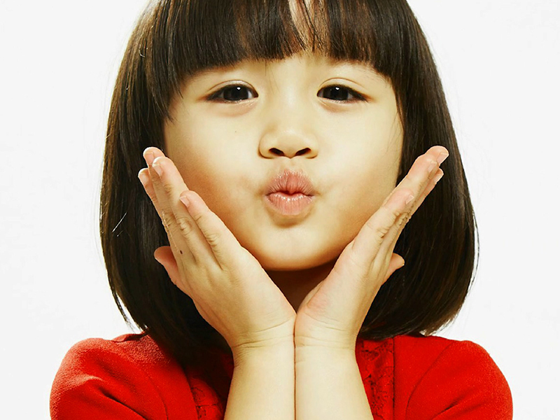 严稚棱:2010年2月6日生于北京,是钟丽缇最小的女儿