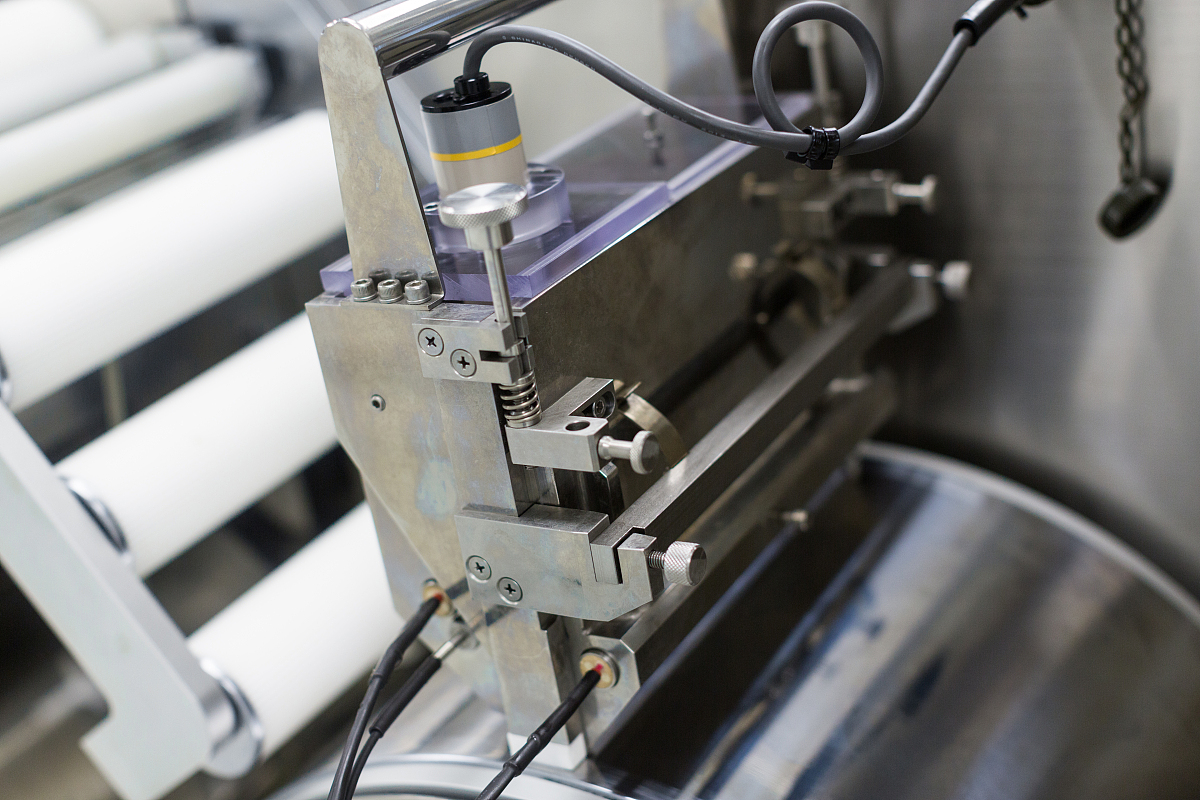 钼丝切割线机与普通线割机的区别：材料、精度和适用范围