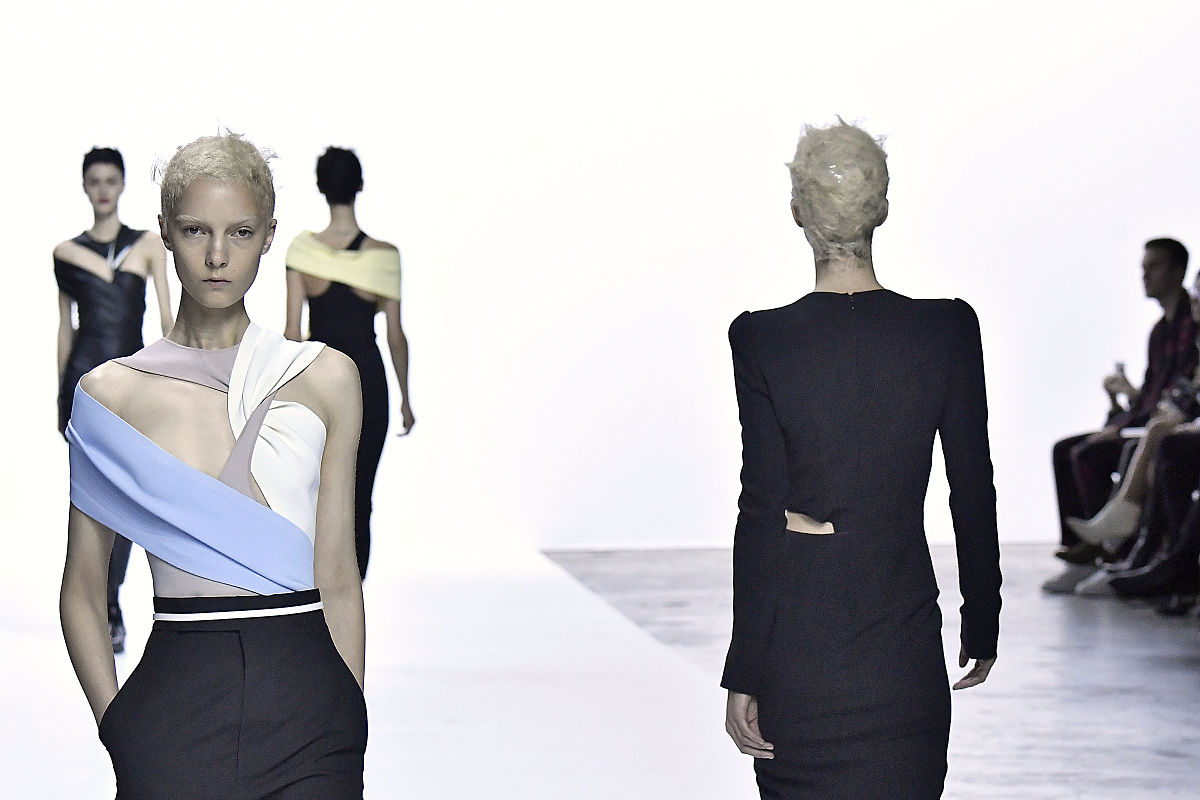 帮我写一段服装设计中西服系列设计的主题灵感带上主题的名称