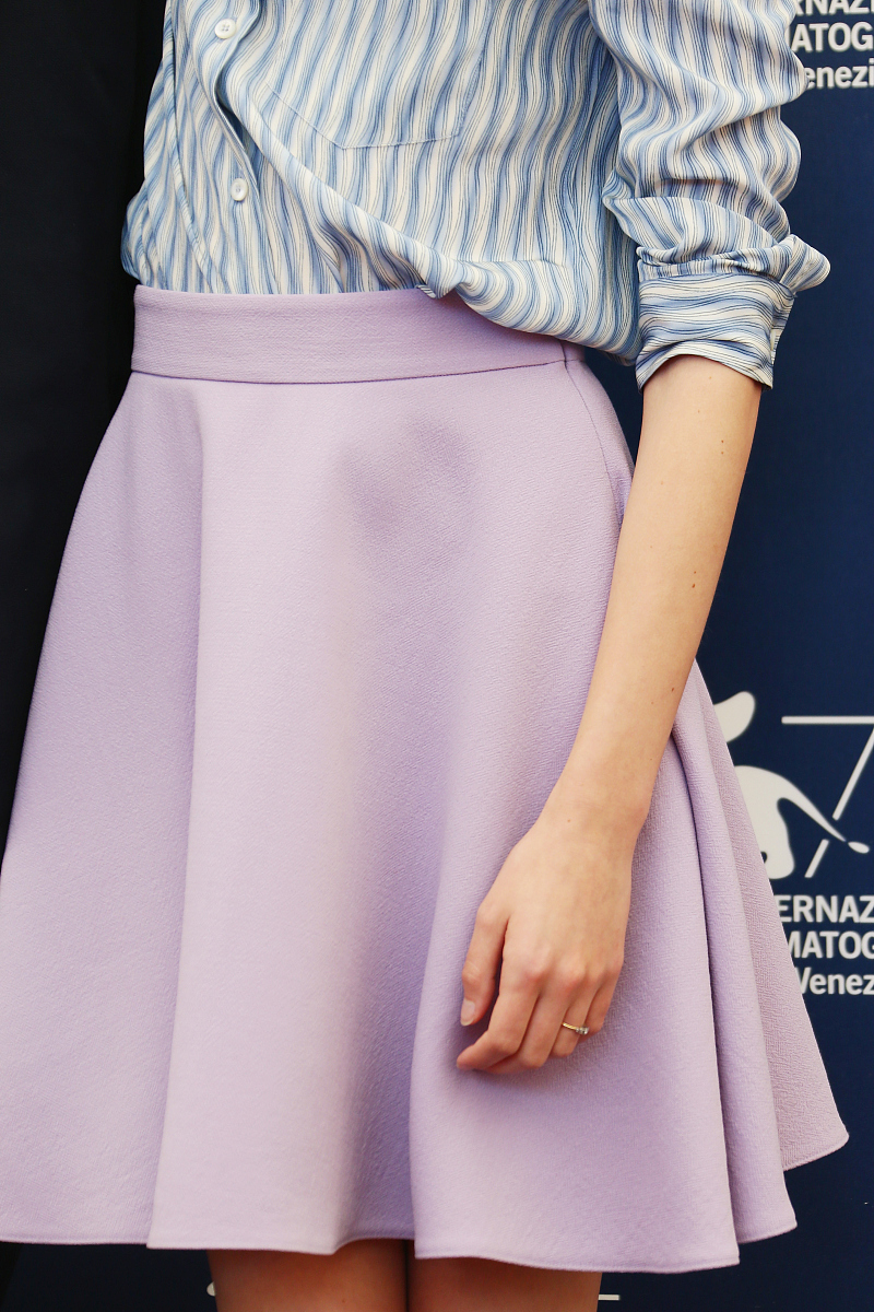 夏日浪漫裙装穿搭指南：白色衫荷叶边、浅紫色条纹连衣裙、绿色收腰连衣裙