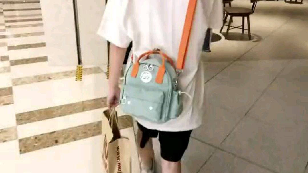 尼龙面料,多用背包类型,可单肩斜挎手提或者双肩~旅行逛街上学都可