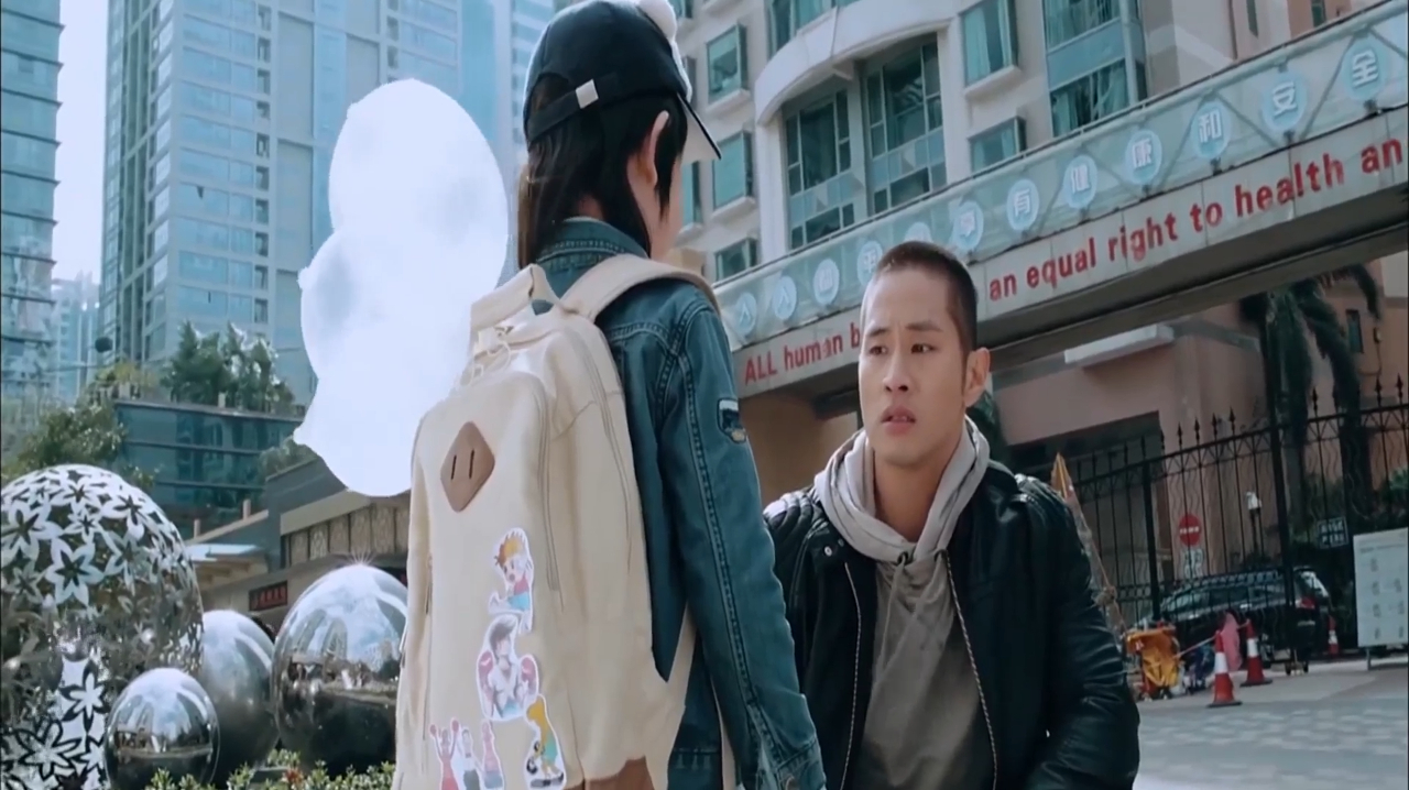 男孩乱跑爸爸着急?原来是拿自己存的钱给爸爸买生日蛋糕