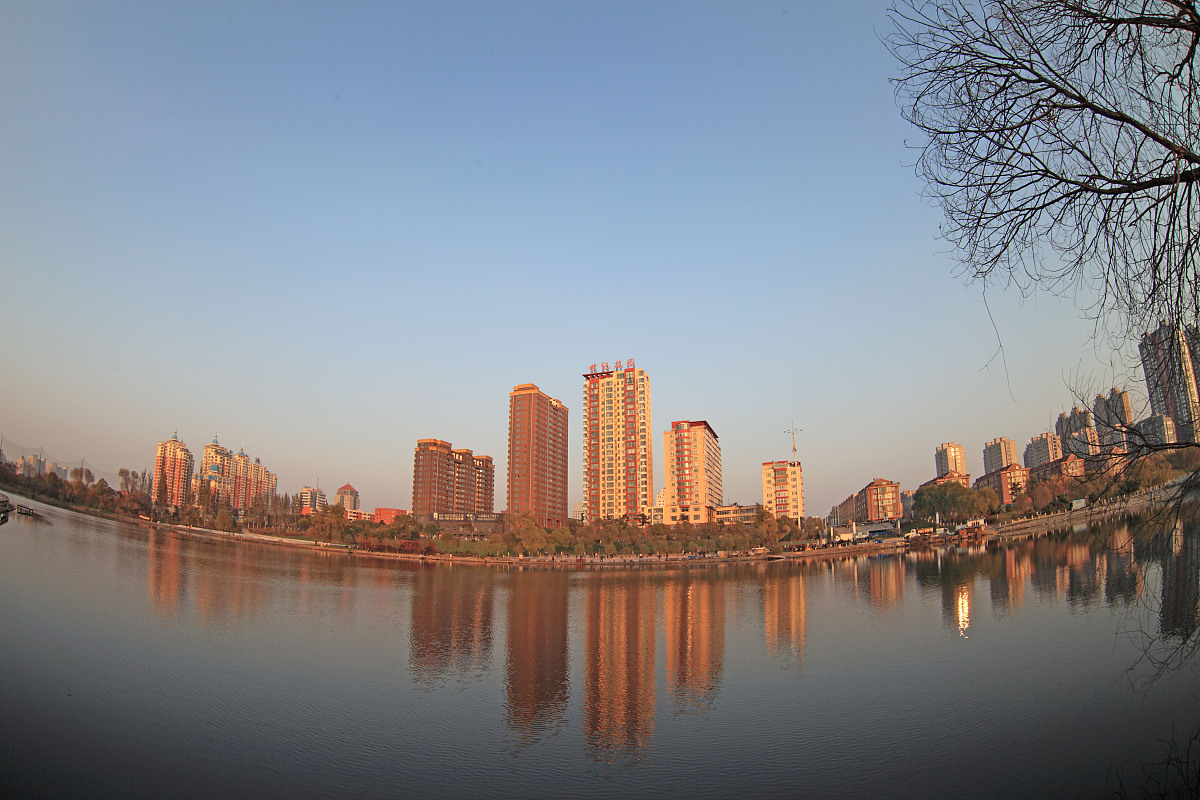 2013年10月22日,在吉林省吉林市松花江畔拍摄的江景商品楼房.