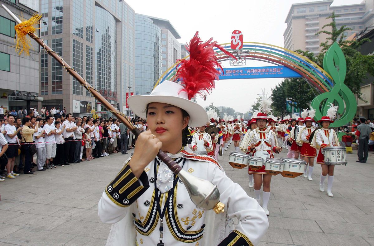 2007年7月13日,北京王府井步行街,演员盛装行进表演.来自世界15个国家