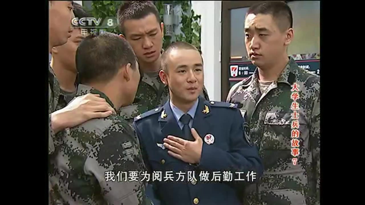 士兵因个子矮,垫增高鞋垫才被选上阅兵队伍,却被文书无情拆穿了