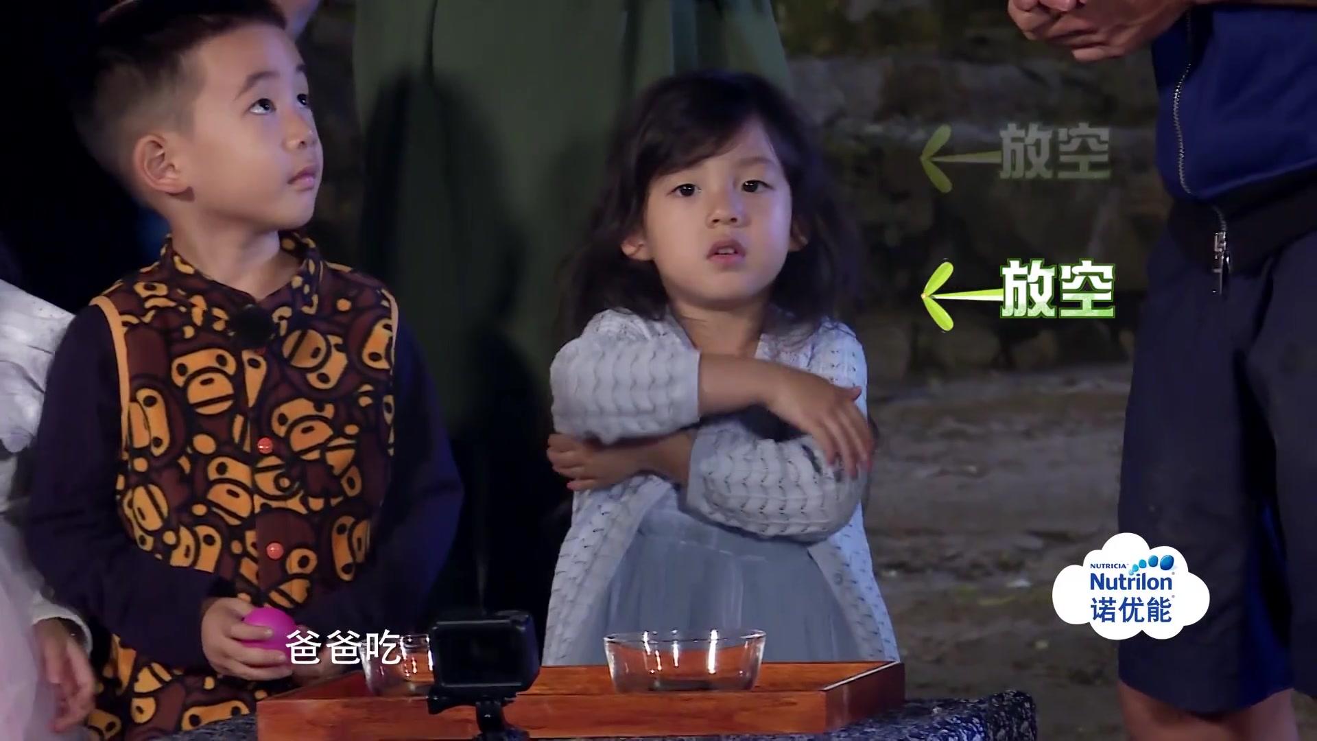 爸爸们玩游戏萌娃加油,小泡芙全程在状况外,迷糊的小姑娘
