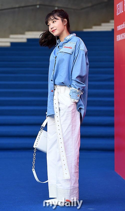 来一篇夏日随性感运动风穿搭文案描述服饰细节服装类型：阳光感蓝色整洁小T恤、白色T恤纯棉透气吸湿、蓝色和白色渐变的休闲感T恤