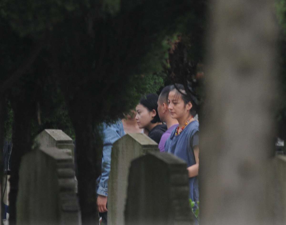 2012年08月4日讯,上海,近日记者在某墓地发现正在此拍摄的赵薇.***_**
