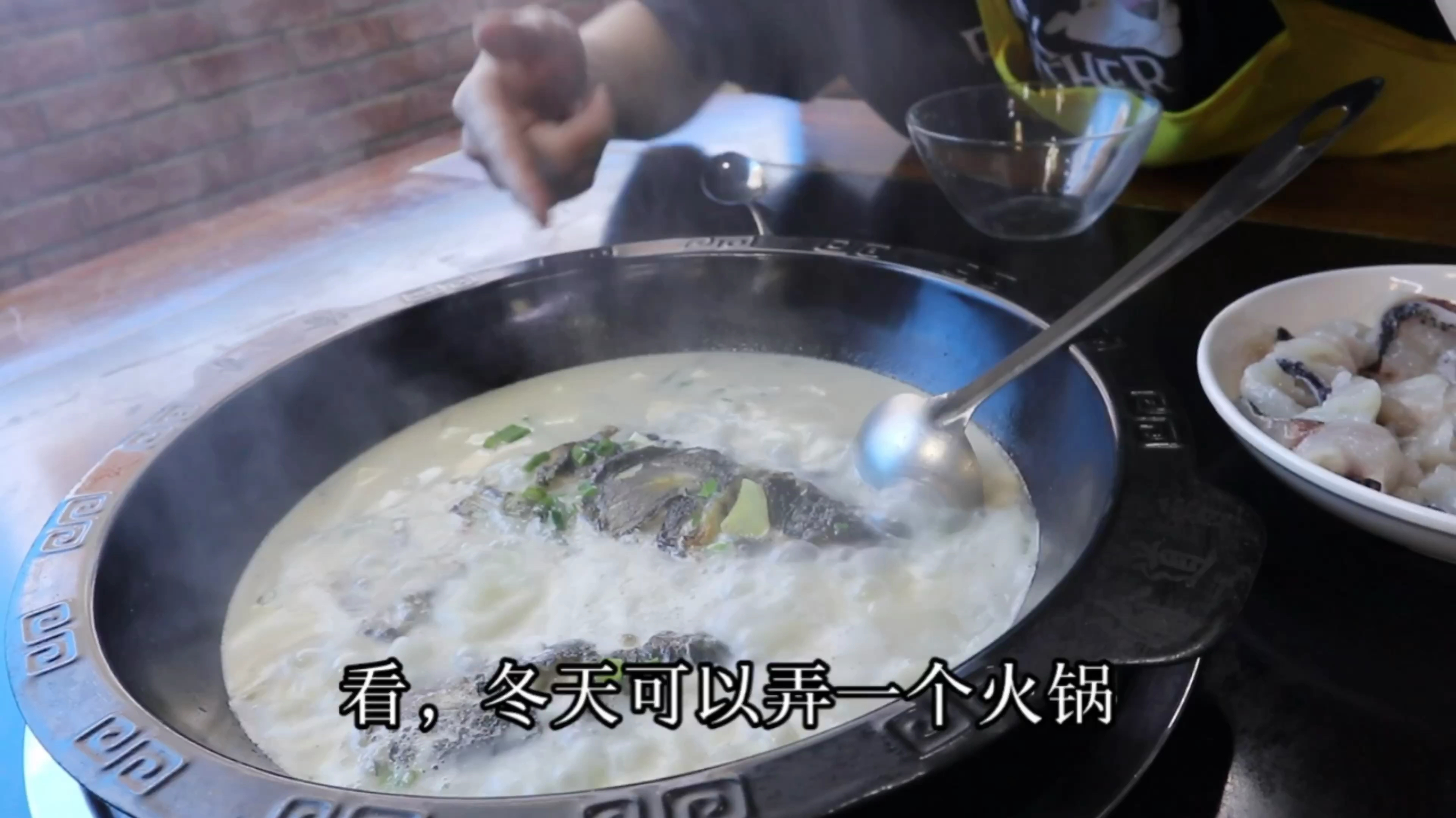 带你了解火锅店一条18的花鲢如何做成价值108元的鱼头汤火锅!